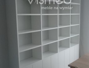 Biała biblioteka z mdfu lakierowanego bez widocznych mocowań