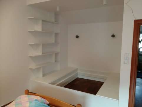 Biblioteka oraz łóżko wykonana z mdf lakierowanego na półmat zabudowa Ursynów RAL 9003