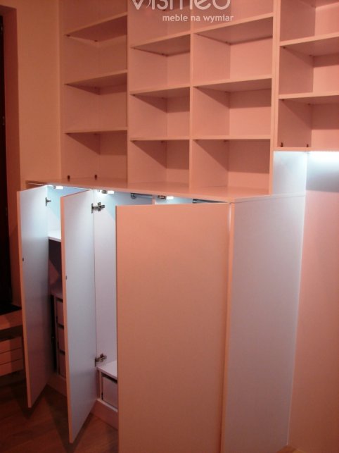 Garderoba z oświetleniem LED po otwarciu drzwi 1