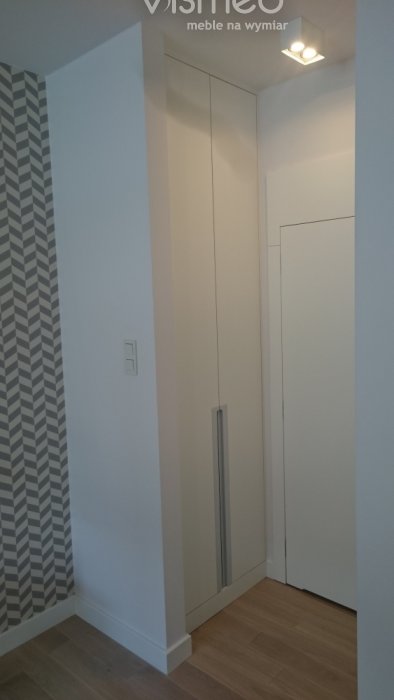 Wąskie szafy wnękowe z drzwiami z pod frezowanymi uchwytami w innym kolorze!