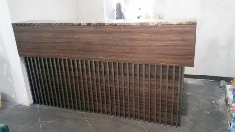 Zabudowa baru w restauracji blat z marmuru, wstawki z elementów metalowych