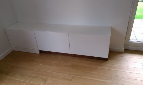 Nowoczesna elegancka komoda szafka telewizyjna lakierowana z ukrytymi szufladami w cokole