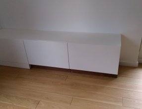 Nowoczesna elegancka komoda szafka telewizyjna lakierowana z ukrytymi szufladami w cokole