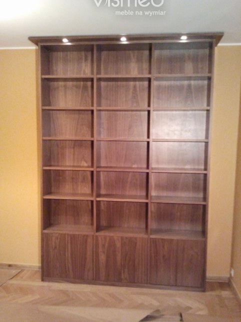 Biblioteka wykonana w całości z płyty fornirowanej 26mm