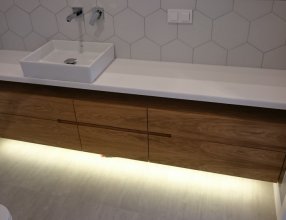 Meble lazienkowez elementami blatem z konglomeratu szuflady na tip-on