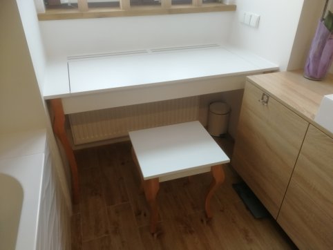 Toaletka z lustrem na zamówienie lakierowana na biało