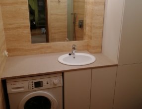 Lakierowane meble łazienkowe z wysokim słupkiem. Blat wodoodporny konglomerat